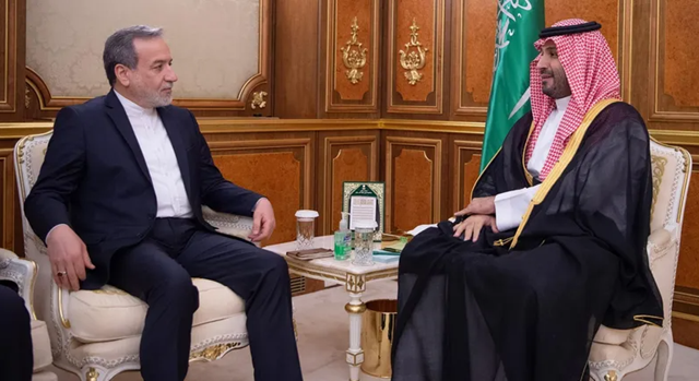 ولي العهد السعودي يلتقي وزير الخارجية الإيراني: نؤكد موقفنا في دعم الحوار كسبيل لتسوية الخلافات