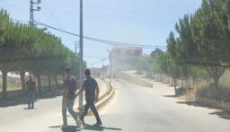 مسيّرة معادية تستهدف سيارة بصاروخين في بنت جبيل