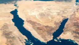 انقلاب بارجة في خليج السويس