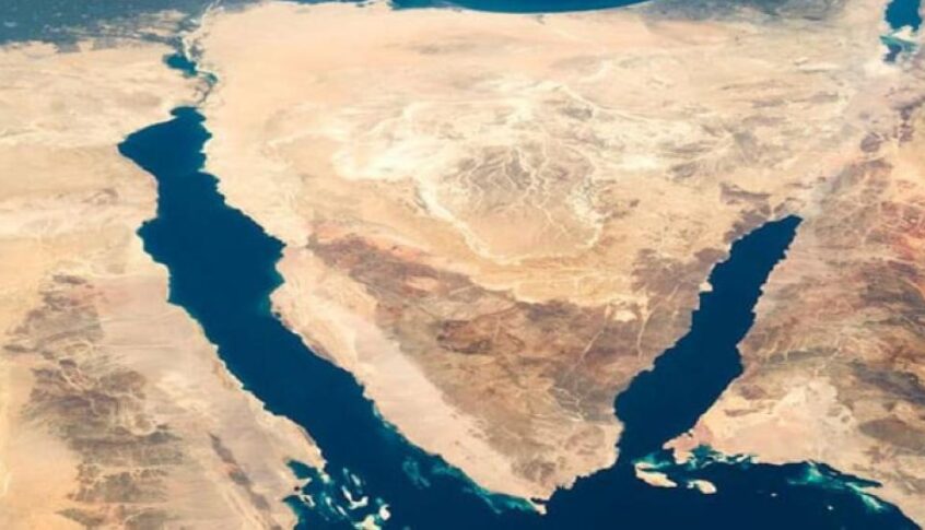 انقلاب بارجة في خليج السويس