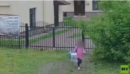 اعتقال مواطنة روسية أثناء زرعها عبوة ناسفة تحت سيارة موظف في إحدى مؤسسات الدفاع (صورة)