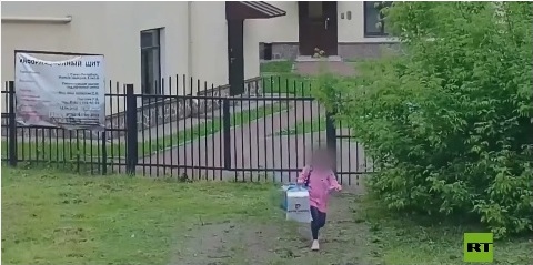 اعتقال مواطنة روسية أثناء زرعها عبوة ناسفة تحت سيارة موظف في إحدى مؤسسات الدفاع (صورة)