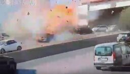 كاميرا مراقبة توثق لحظة استهداف مسيرة اسرائيلية للسيارة في خلدة