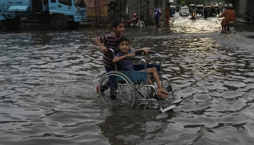 64 قتيلاً جراء الفيضانات والأمطار الغزيرة في باكستان