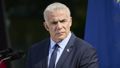 لابيد يهاجم سموتريتش بسبب “المدينة الإنسانية”
