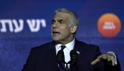 لابيد يوجّه رسالة إلى نتنياهو: لن نتخلص من “حماس”
