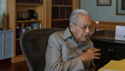 في عيد ميلاده الـ100.. نقل رئيس وزراء ماليزيا السابق مهاتير محمد للمستشفى
