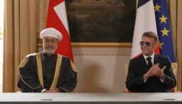 سياسي فرنسي يسخر من نظارات ماكرون: هل صفعته بريجيت مرة أخرى؟