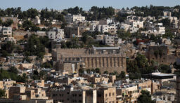 الأوقاف الفلسطينية: إسرائيل تزيل مظلة صحن المسجد الإبراهيمي تمهيدا لتسقيفه