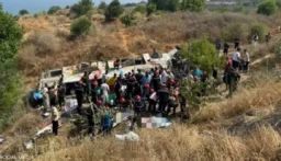 مأساة بومرداس: 25 قتيلاً و44 جريحاً.. وتبون يعلن الحداد ويتوعّد “إرهابيي الطرقات”
