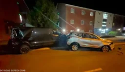 مدرعة وسيارات محطمة.. فيديو لليلة جنونية داخل ثكنة بريطانية!