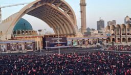 مصلى طهران يمتلئ بالحشود قبيل الصلاة على جثمان خامنئي
