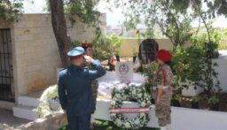 وضع أكاليل من الزهر على النصب التذكارية وأضرحة قادة الجيش السابقين المتوفين بمناسبة عيد الجيش