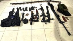 الجيش يوقف ٤ مواطنين لارتكابهم جرائم مختلفة منها إطلاق النار باتجاه عسكري في الجيش واقتحام أحد المحلات بقوة السلاح