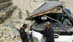 مقتل 40 جراء سقوط حافلة في خندق بجنوب غرب باكستان