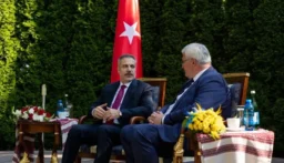 فيدان يلتقي نظيره الأوكراني في كييف