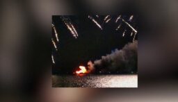 احتراق بارجة ألعاب نارية في بحيرة جنيف خلال احتفالات اليوم الوطني السويسري