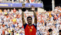 مانشستر سيتي يحسم موقفه من عرض برشلونة للتعاقد مع رودري