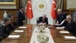 برئاسة أردوغان.. مجلس الشورى العسكري التركي يقر ترقيات وإحالات واسعة للتقاعد