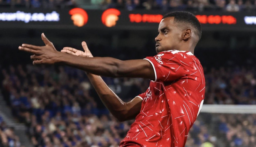 ليس محمد صلاح.. إيزاك يختار أفضل لاعب لعب بجواره