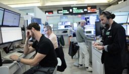 التضخم والنفط يرفعان رهانات أول زيادة للفائدة الأميركية منذ 2023