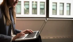 استراحة الـ5 دقائق… كيف تحمي من أضرار الجلوس الطويل؟