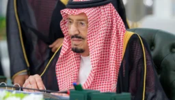العاهل السعودي يندد بمحاولة الحوثيين تكرار استهداف مكة