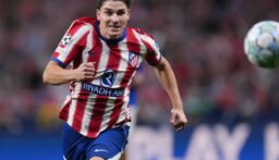 الاتحاد الإسباني يعاقب برشلونة في قضية خوليان ألفاريز
