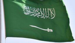 السعودية تدعو مواطنيها الذين تأثرت رحلاتهم المتجهة للرياض إلى التواصل مع بعثاتها في الخارج