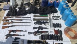 الجيش: توقيف أحد أخطر المطلوبين و 4 آخرين خلال مداهمات في بعلبك وضبط أسلحة وممنوعات