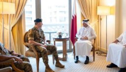 رئيس مجلس الوزراء وزير الخارجية القطري يستقبل في مقر إقامته في بيروت قائد الجيش العماد رودولف هيكل