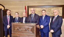 الرئيس بري تسلم من وفد نيابي المذكرة النيابية المطالبة بالتمسك بقوات اليونيفل