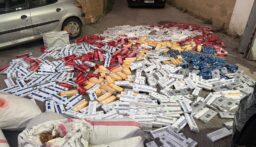 الجمارك تطارد سيارة في منطقة جل الديب والعثور لدى تفتيشها على كمية كبيرة من التنباك والدخان المهرّب(فيديو وصور)