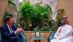 بن سلمان يبحث تطورات الأوضاع الإقليمية والدولية مع كريس مورفي