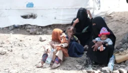 الأغذية العالمي: انقطاع المساعدات المنقذة للحياة عن 800 ألف شخص باليمن