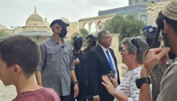 بن غفير يقتحم المسجد الأقصى عشية الانتخابات